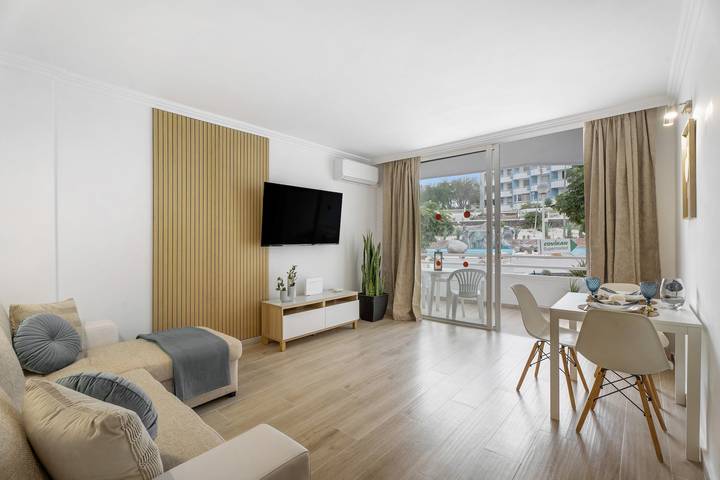 Entire studio, Vacation Studio 'Peggy's Home' with Shared Pool, Wi-Fi and Air Conditioning in Las Adelfas, San Miguel de Abona