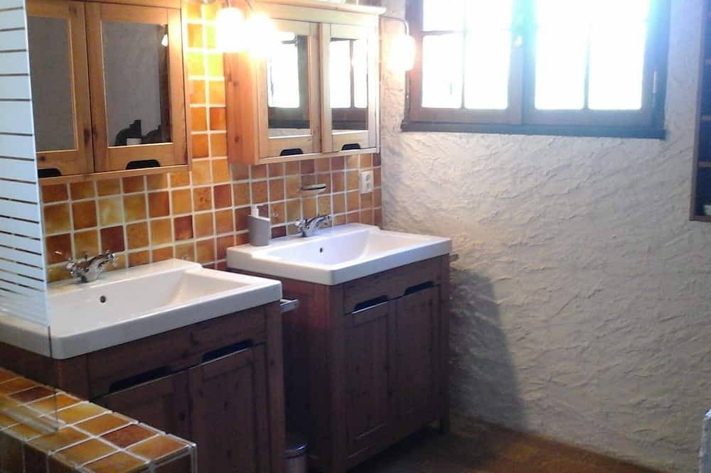 Maison Avec Caractère au Calme in Saint-Marcel-d'Ardèche, Privas