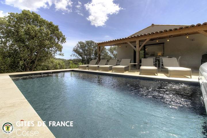 Gîte pour 6 personnes, avec Terrasse et Jardin ainsi que Piscine et Vue à Sotta