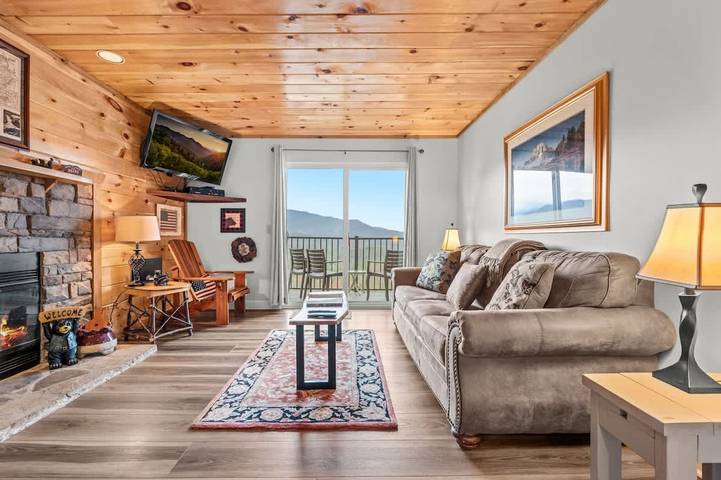 Vacation rental for 7 people, with balcony and pool, kid friendly in Blue Ridge Mountains