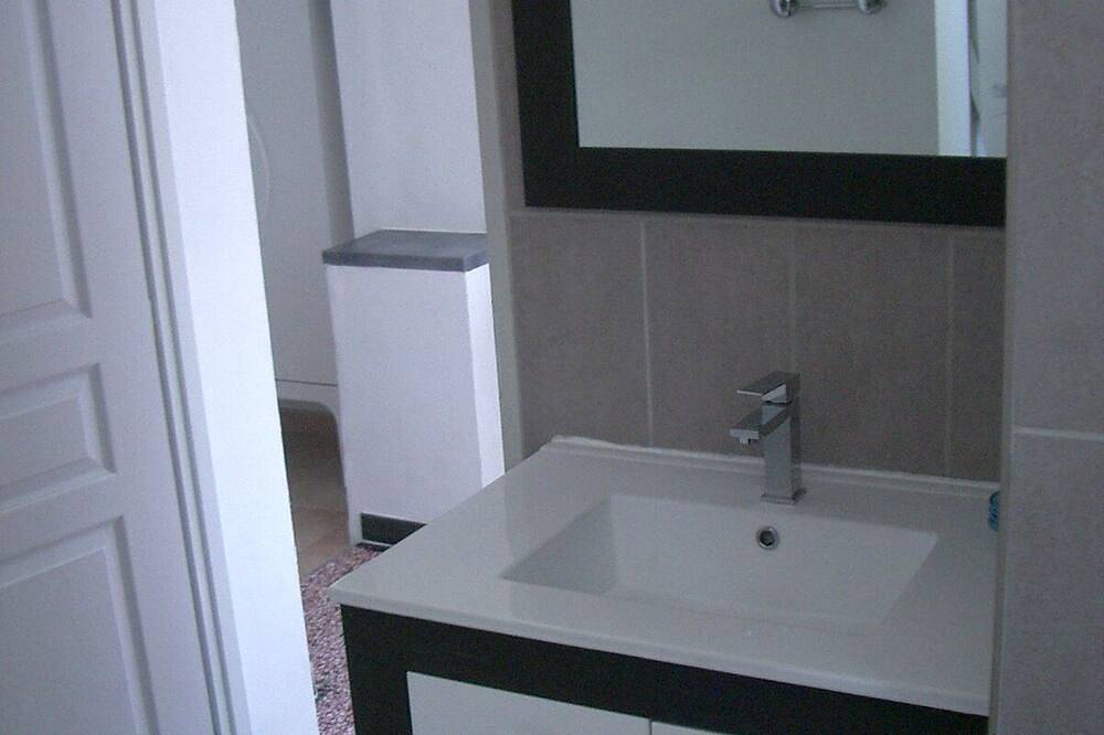 Entire apartment, Bright studio in La Seyne-sur-Mer, Toulon region