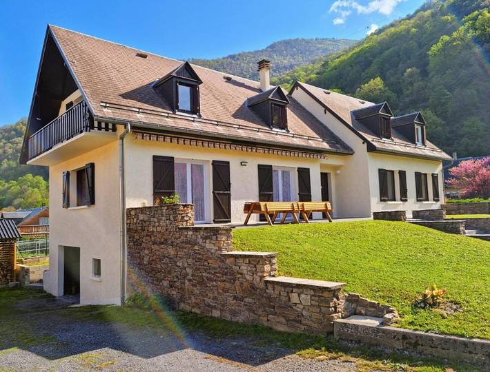 Location de vacances pour 15 personnes, avec Balcon et Terrasse ainsi que Jardin et Vue à Juzet-de-Luchon