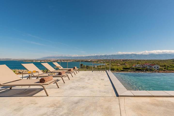 Villa für 8 Personen, mit Balkon und Terrasse sowie Garten und Pool in Povljana