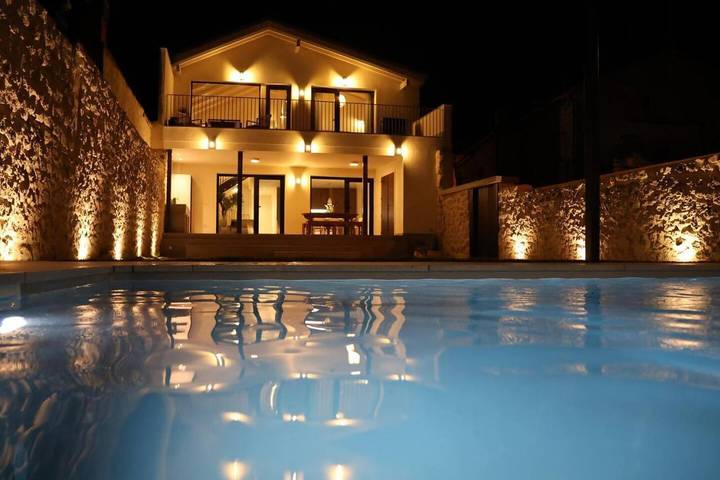 Casa de vacaciones para 17 personas, con vistas además de piscina y jardín - 1