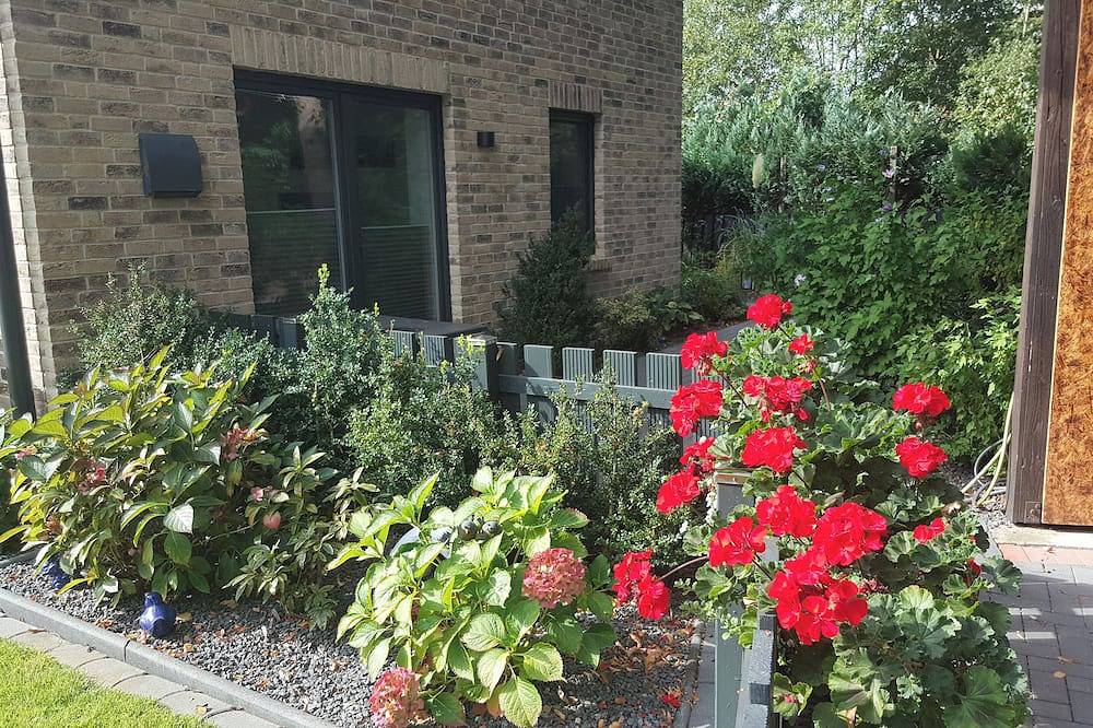 Ganze Wohnung, Schickes Ferienhaus, eingebettet in die schöne Schleilandschaft, ausgestattet mit: einer gepflegten Gartenanlage mit Spielmöglichkeiten und überdachter Grill- und Raucherecke, extrabreiten Türen (98cm), Fliegengitter und Plissees an allen Fens... in Taarstedt, Grünes Binnenland