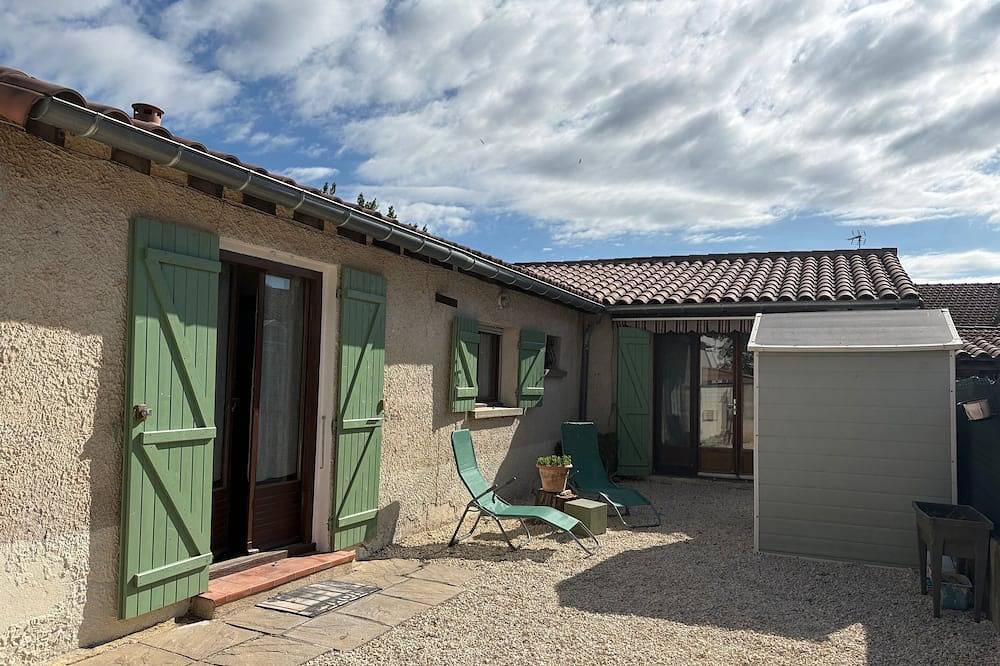 Small fisherman's cottage in a Petite Camargue hamlet in Gallician, Vauvert