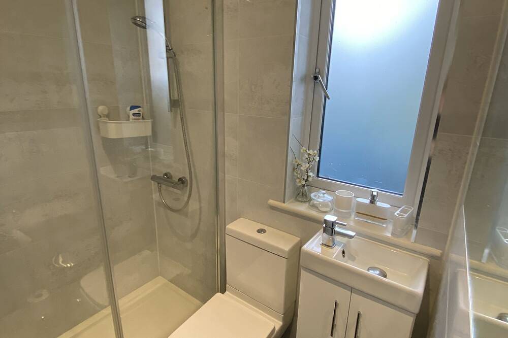 Thistle Lodge - Quiet Garden Lodge with off road parking in Hertfordshire