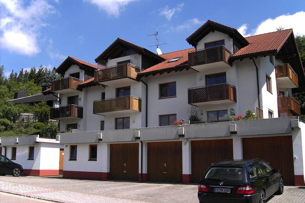 Apartamento entero, Panoramic view over Titisee-Neustadt in 2-room top floor apartment with balcony in Suedlicher Schwarzwald, Titisee-Neustadt