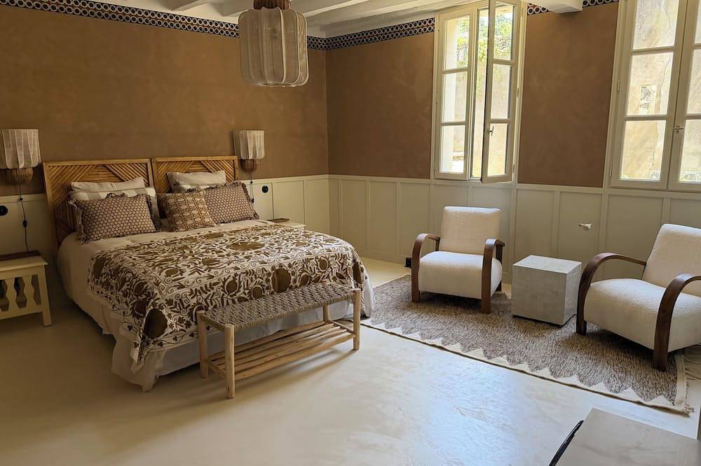 Top-of-the-range \"Amber Brown\" B&B room in Chinon town center in Chinon, Loire Valley