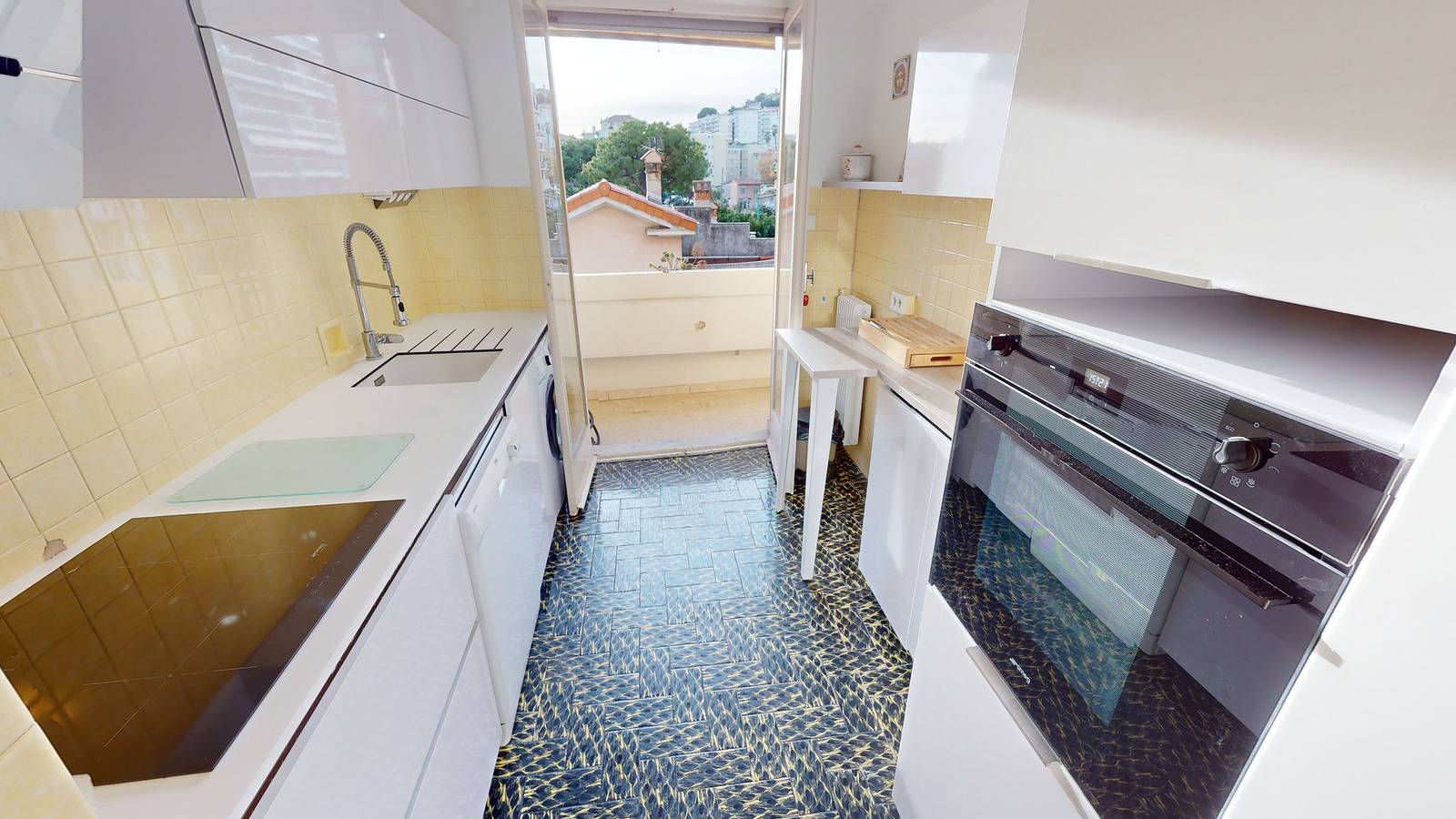 Apartamento entero, Pleasant and spacious 3-room apartment with parking near the center and the sea in Menton, Costa mediterránea (Francia)