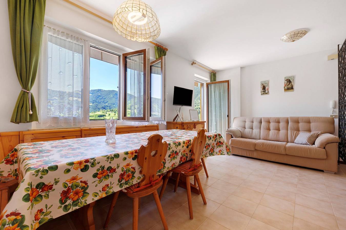 Ganze Wohnung, Casa Antonia mit Panoramaterrasse und Bergblick in Brentonico in Brentonico, Gardasee-Berge