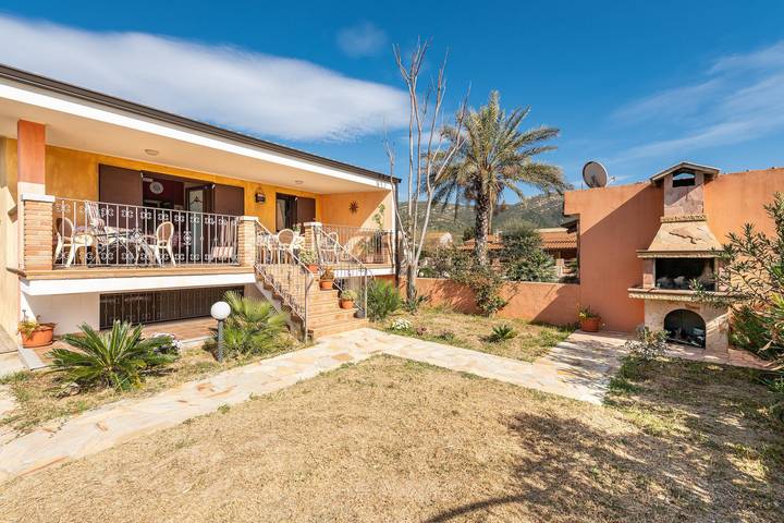 Ferienhaus 'Villetta Bacio Del Sole' mit Bergblick, privater Terrasse und eigenem Garten in Solanas, Comune di Sinnai