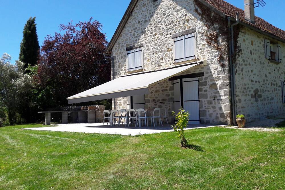 Hermoso granero completamente renovado con piscina in Saint-Julien-Maumont, Macizo Central