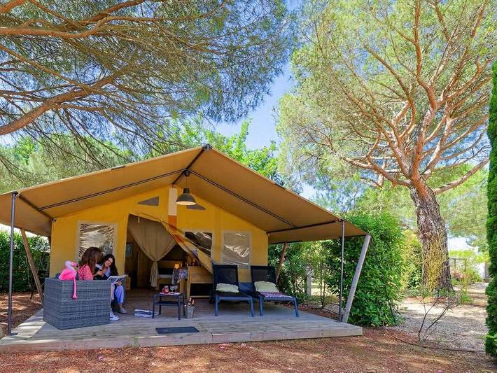 Flower Camping Le Mas de Mourgues - Safarizelt 5 personen - Safari Lodge 37 m2 (ohne Sanitäranlagen), 2 Zimmer, überdachte Terrasse 1/5 Pers. in Vauvert, Mittelmeerküste (Frankreich)