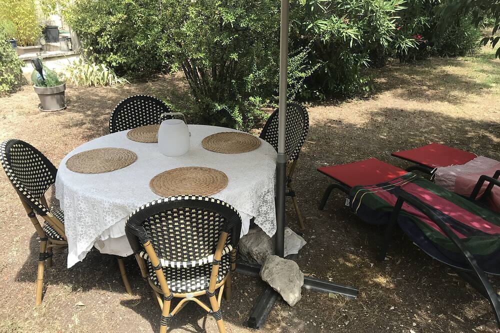 Peaceful duplex at the foot of the Alpilles in Mouriès, Arles region