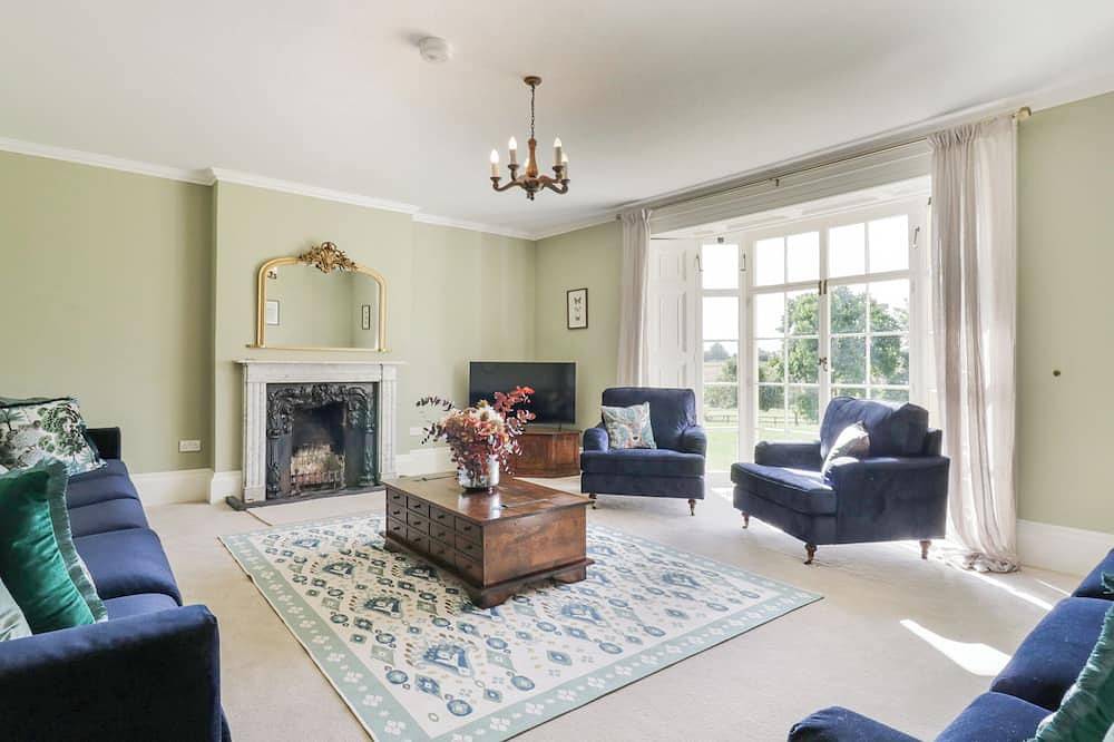 Knights Farm, pet friendly, character holiday cottage in Harkstead in Suffolk