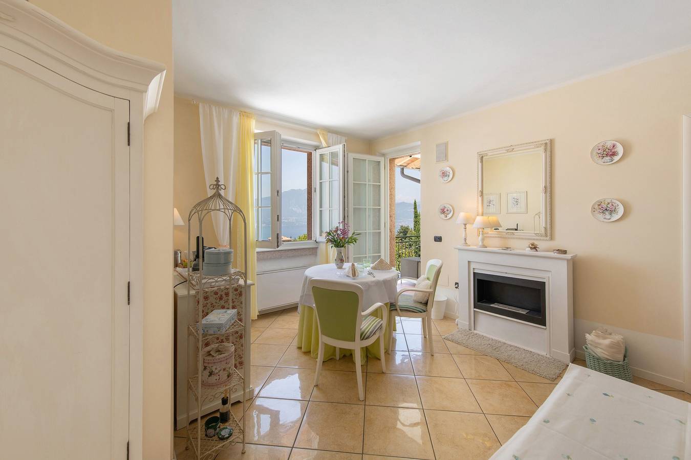 Zimmer „Gemme Suite Bb“ mit Seeblick, Balkon und Wlan in Torri del Benaco, Gardasee-Berge