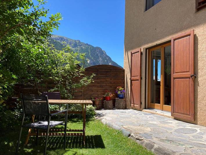 Gîte pour 3 personnes, avec Terrasse ainsi que Jardin et Vue à Ceillac