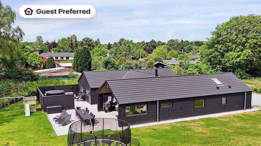 Ferieudlejning for 14 personer, med jacuzzi og pool såvel som sauna og terrasse i Dronningmølle