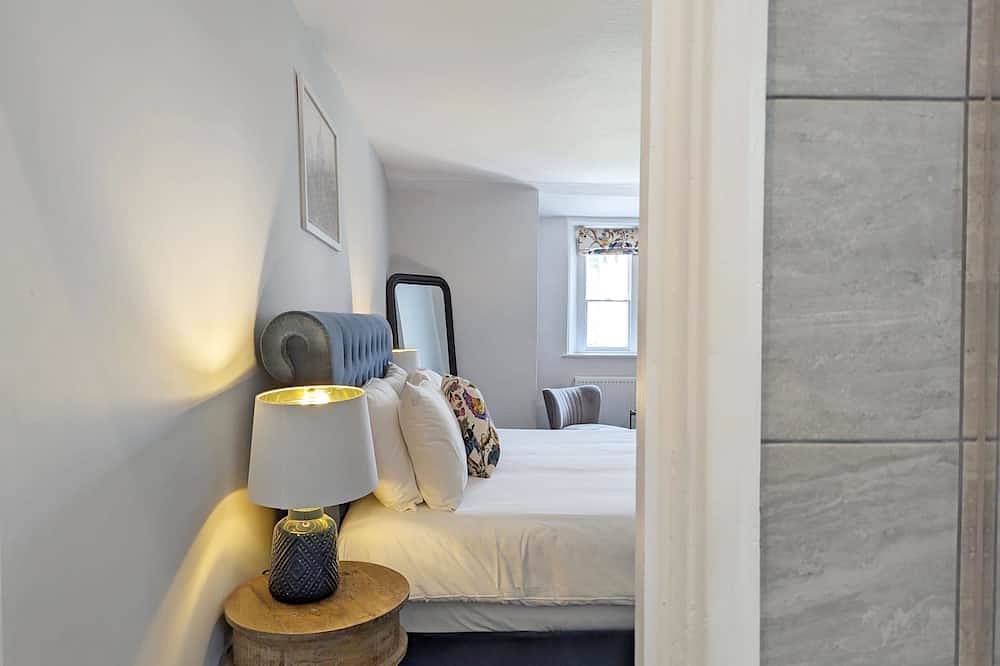 Cloisters Cottage -  a cottage that sleeps 6 guests  in 3 bedrooms in Chichester, West Sussex