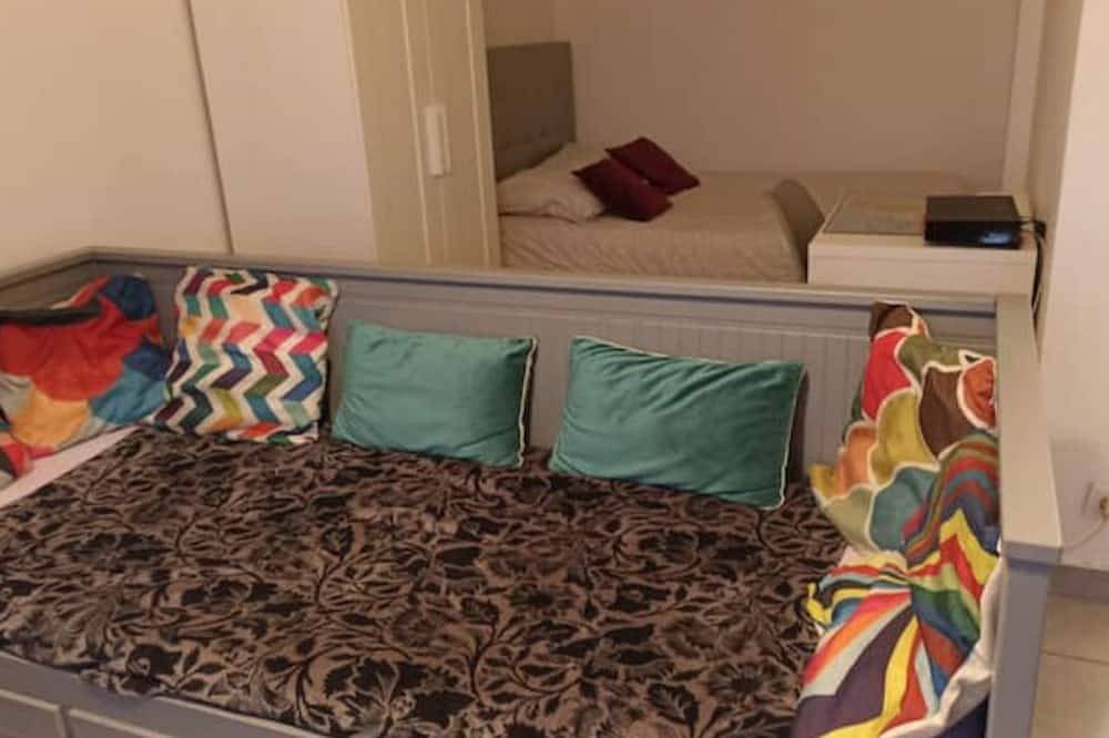 Appartement entier, Parking privé,T1 bis, 10mn centre de Lyon, bus C3 qui dessert centre Lyon à 100m in Villeurbanne, Lyon et ses environs