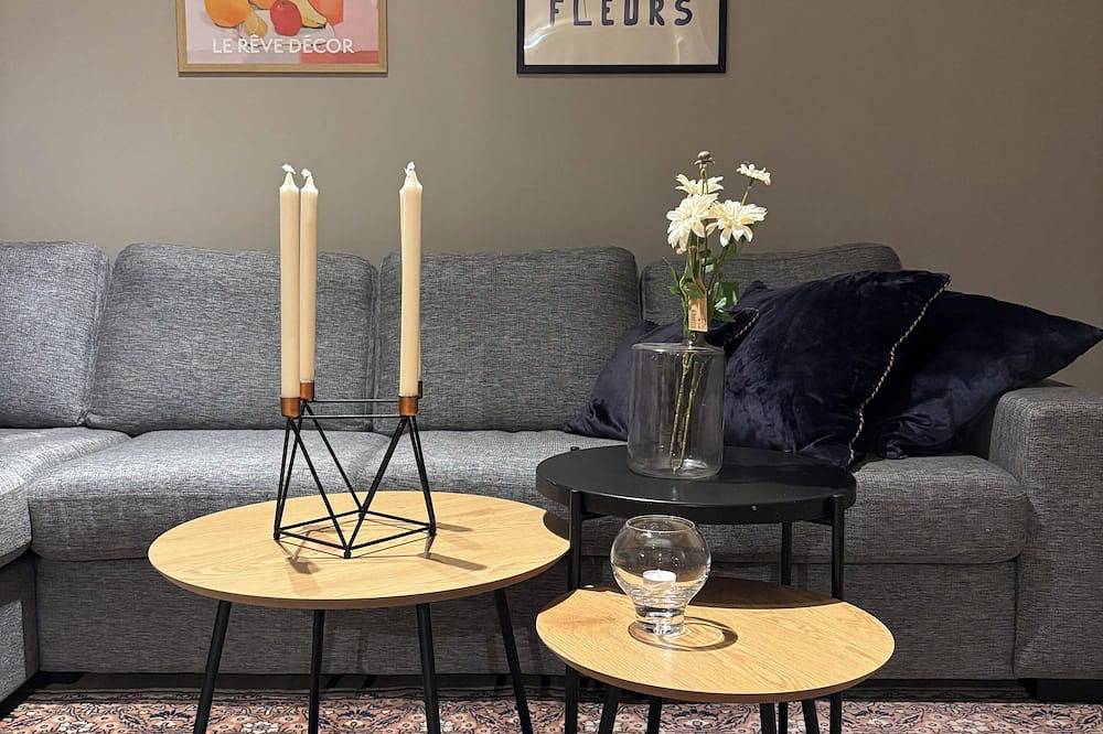 Ganze Wohnung, Modern 3-Bedroom Apartment in Raufoss Centre with Private Garden in Vestre Toten