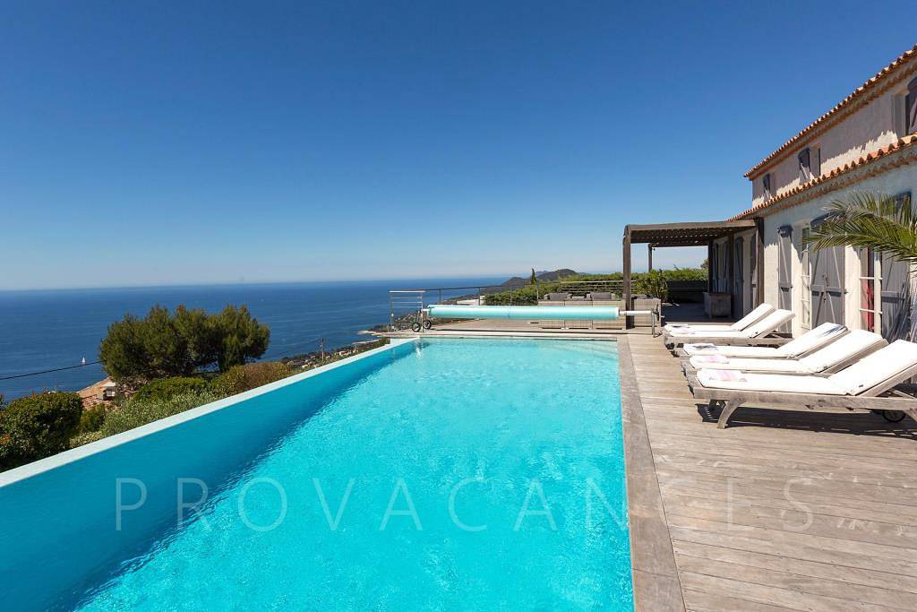 Holiday house with pool and beautiful panoramic views in Carqueiranne in Carqueiranne, Region de Toulon