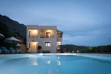 Cottage pour 6 personnes, avec piscine et vue sur le lac ainsi que jardin et vue, adapté aux familles dans Triopetra