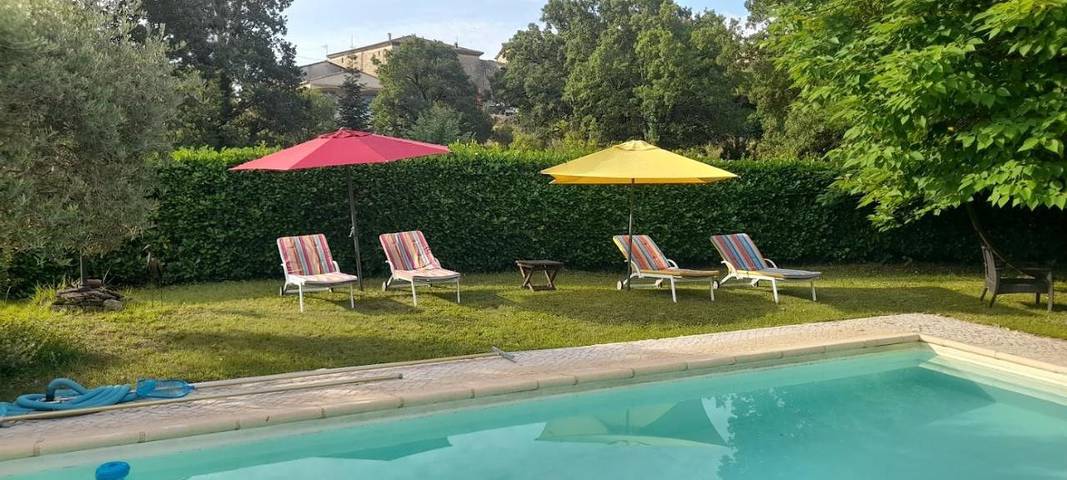 Location de vacances pour 2 personnes, avec vue et terrasse ainsi que piscine et jardin à Courry - 4