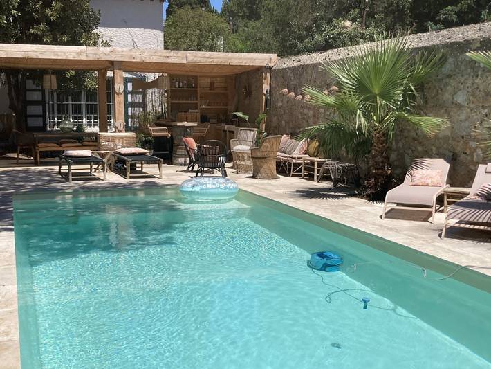 Gîte pour 9 personnes, avec terrasse ainsi que piscine et jardin