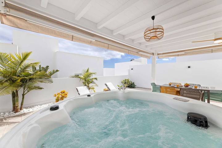 Casa vacanza per 4 persone, con Vista oceano e Idromassaggio nonché Giardino a Costa Teguise