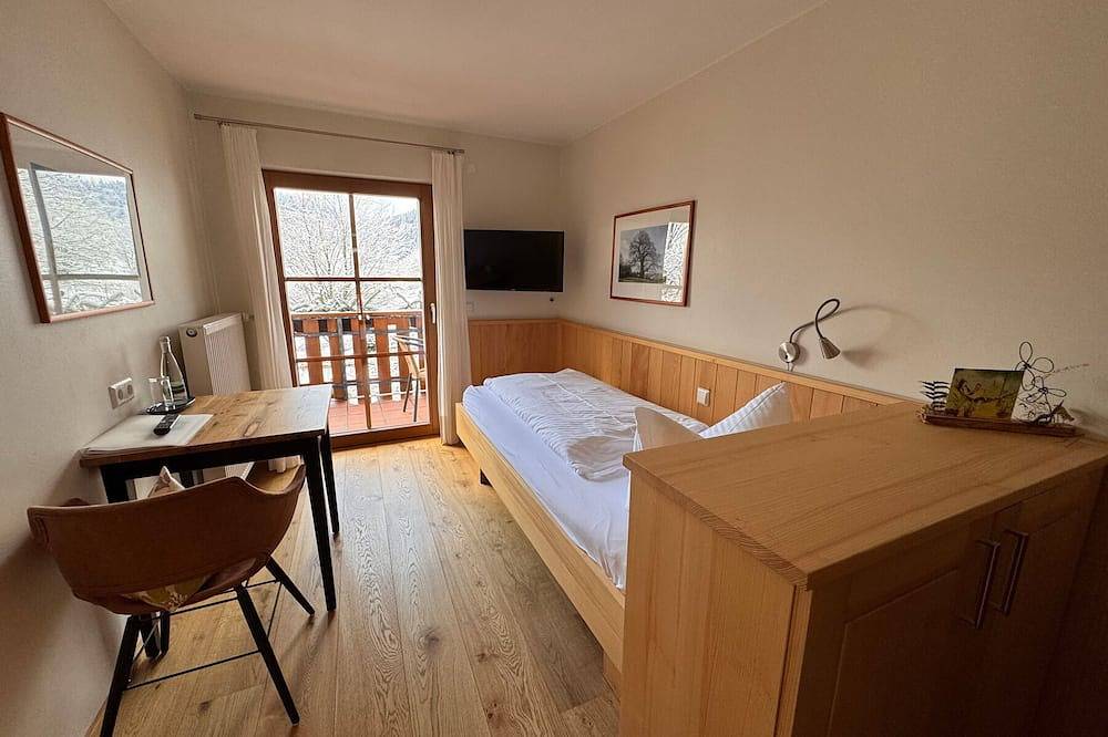 Ganze Wohnung, Gemütliches und modernes Einzelzimmer, mit Sitzecke, Sat-Tv, Badezimmer und Balkon mit Talblick in Seebach (Ortenaukreis), Mittlerer Schwarzwald