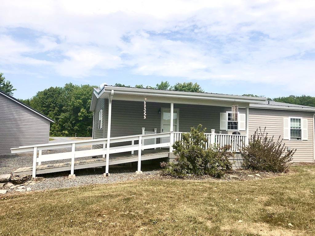 Finger Lakes Cottage in Seneca Lake