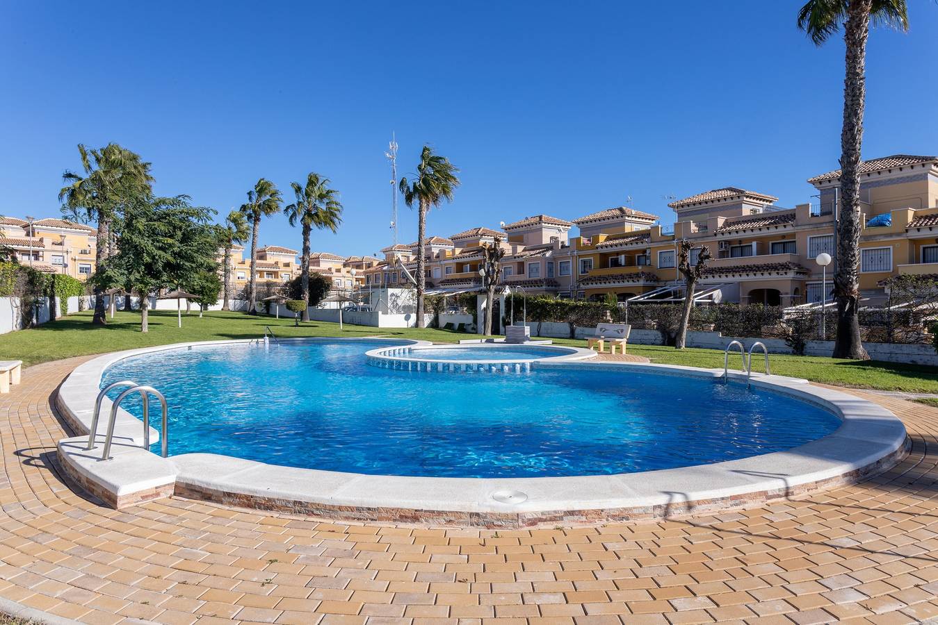 Casa de vacaciones "Sophia" con vistas al mar, piscina, Wi-Fi, aire acondicionado, terraza y jardín in Las Calas, Torrevieja