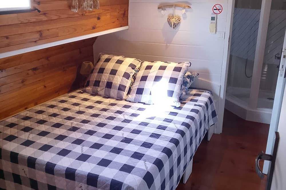 Comfortable Houseboat in Great Location -Aircon, Small Pool & Wi-fi Included in Bellegarde, Région de Nîmes