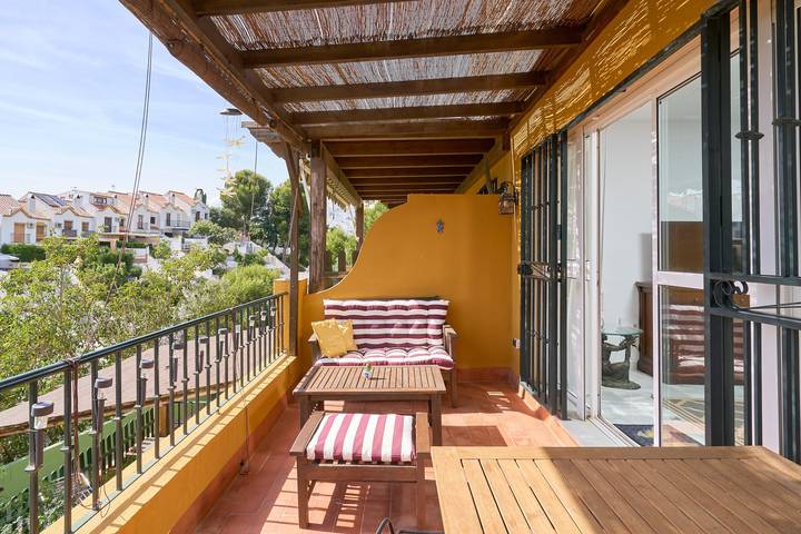 Apartamento entero, Apartamento 'Adosado con Piscina Benajarafe' con Balcón, Wi-Fi y Aire Acondicionado in Urbanizacion La Esperanza, Vélez-Málaga