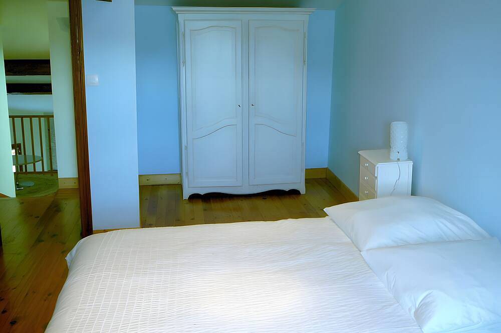 Gîte Les Hauts De L'estuaire with Private Terrace, Garden, and Wi-Fi in Boutenac-Touvent, Saintes region