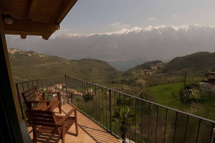Appartamento intero, Appartamento per le vacanze con terrazza e vista lago in Tremosine, Prealpi Gardesane