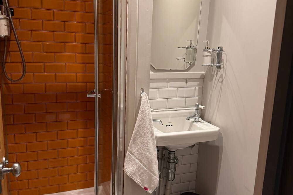 Double room / shared bathroom in Market Ward, Cambridge