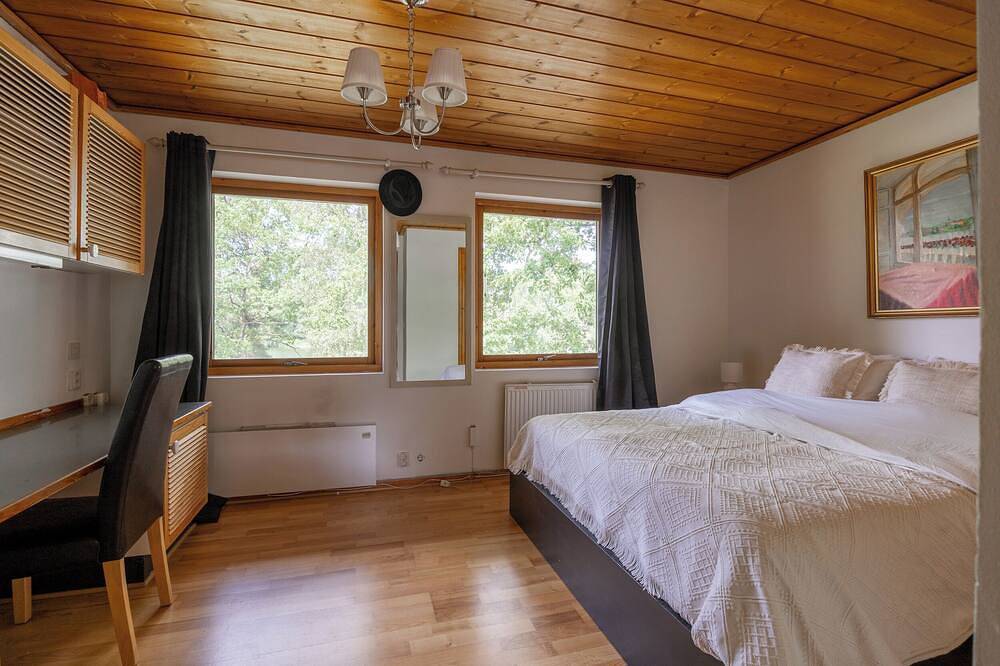 Scenic Lakehouse near Stockholm with Sauna & Jetty in Huddinge, Svenska Östersjön