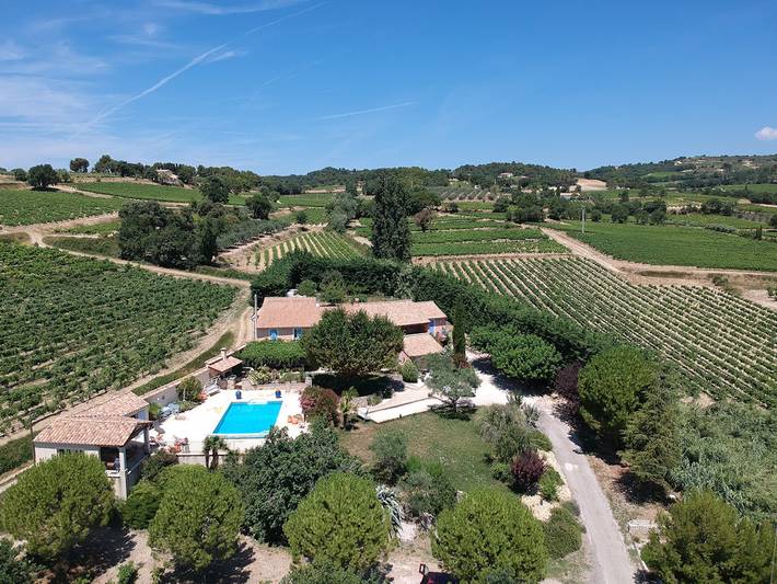 Gîte pour 14 personnes, avec balcon ainsi que piscine et jardin