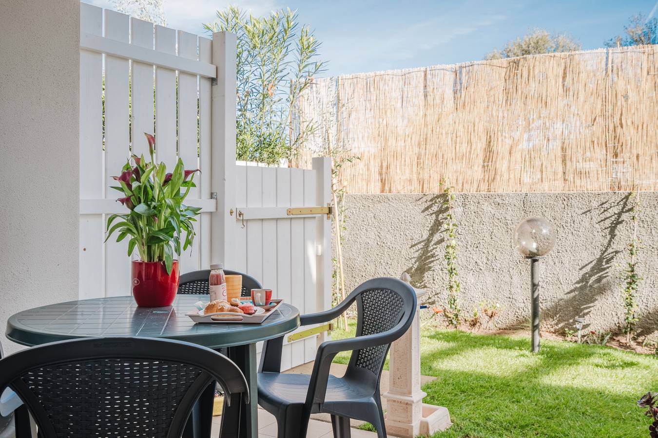 Appartamento intero, Casa Lidia, con Piscina condivisa, parcheggio privato e giardino; residence Bouganville a Viddalba in Viddalba, Provincia di Sassari