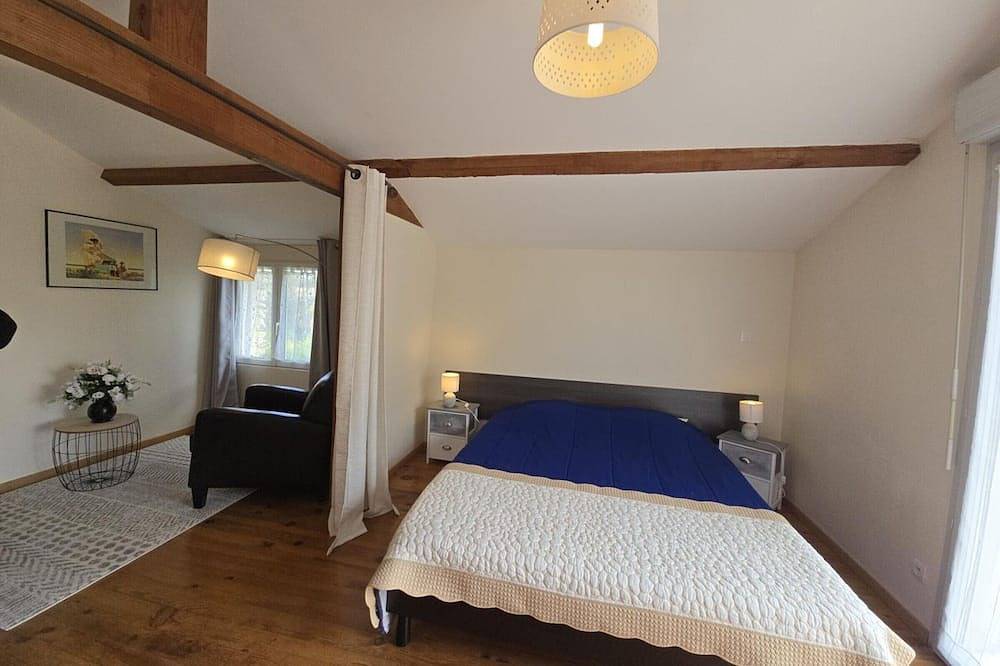 Gîte avec étang privé, piscine partagée et Wifi en Dordogne in Naussannes, Périgord Pourpre