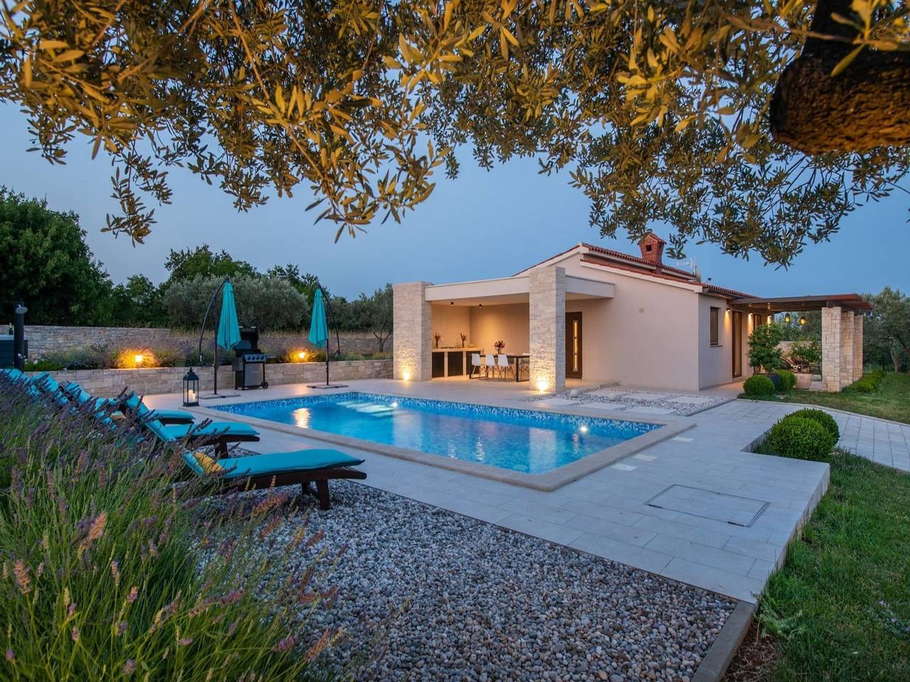 Luxe villa with jacuzzi and pool in Marčana, Südküste Istrien