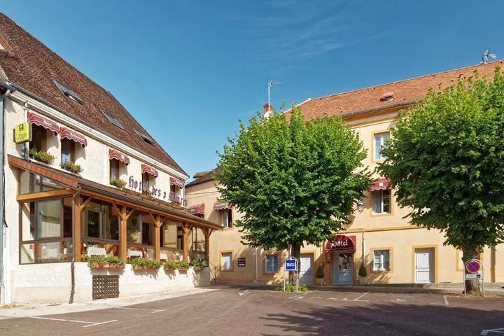 Hôtel pour 4 personnes, avec piscine ainsi que jardin et terrasse