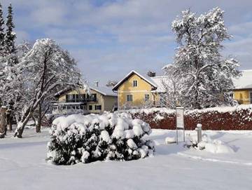 Ferienwohnung für 3 Personen, mit Seeblick und Ausblick sowie Garten am Attersee