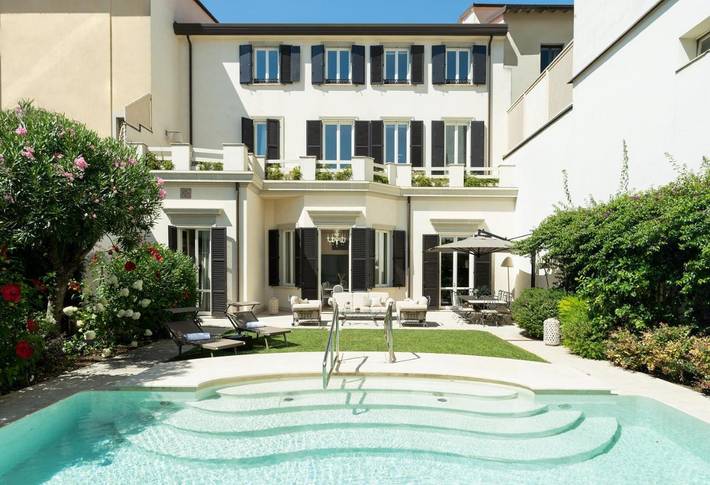 Villa pour 17 personnes, avec Balcon et Terrasse ainsi que Jacuzzi et Jardin à Viareggio