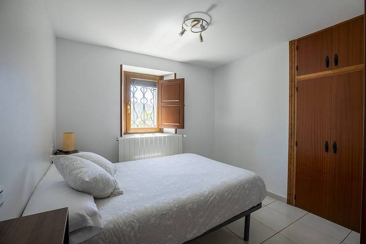 Entire apartment, Casa Feli: Apartamento con Jardín Privado en los Pirineos in Castiello de Jaca, Aragonese Pyrenees