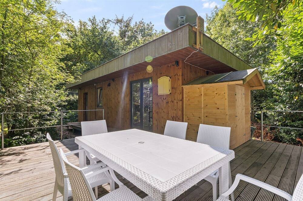 Chalet with jacuzzi and sauna in unique location in nature. Quiet enjoyment. in Stekene, Ostflandern