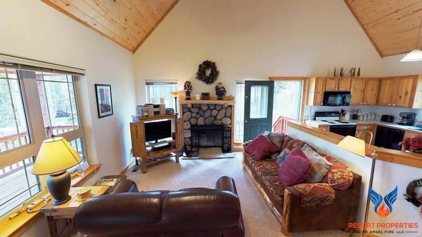 Vacation rental for 12 people, with hot tub and balcony as well as pool in Angel Fire